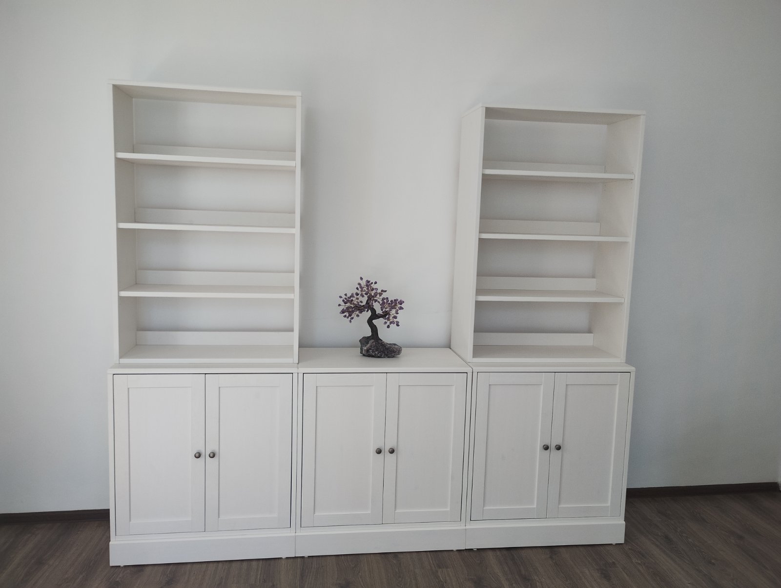 Монтирана библиотека IKEA BILLY
